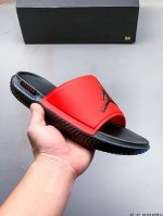 Jordan play Slide 夏季新款运动拖鞋 穿上Jordan playslide拖鞋，尽享舒适支撑。厚实泡绵质感轻盈，带来出众缓震效果，令你惬享沙滩休