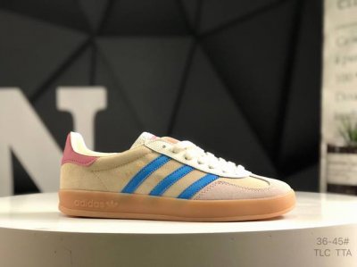 阿迪达斯 T 头鞋 系列Bad Bunny X Adidas Gazelle Indoor德训鞋 潮运动板鞋。Badbunny与Adidas再度联名，推出全新G