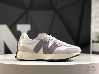 真标New Balance Ms327 复古休闲运动慢跑鞋 以更纯粹的复古风格设计打造的全新造型 侧身还以解构设计 将 N 字标志以做旧压花样式呈现 官方货号: