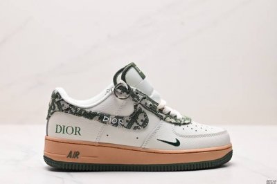 公司级耐克Nike Air Force 1“07空军一号低帮百搭休闲运动板鞋。柔软、弹性十足的缓震性能和出色的中底设计，横跨复古与现代的外型结合，造就出风靡全球