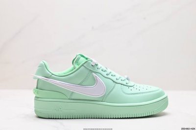 公司级ambush X Nk Air Force 1‘07 Low ”Phantom“ 联名款 空军一号低帮休闲板鞋 #鞋款鞋身以及内衬均采用了纯色皮革打造，标