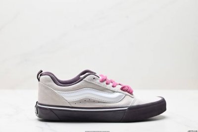 公司级范斯Vans Vault Knu Skool Vlt Lx 休闲复古滑板鞋 与 Og 版本的 Knu Skool 稍有不同的是 Knu Skool 轻薄的