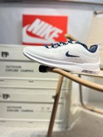 nike Air Max Axis 二十周年限定鞋面细节更加简约，但线条能清晰的看出 Air Max 98 的元素，搭载后掌 Air Max 气垫，带来完全不一