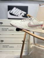 310 Nk Dunk Low Cdg联名 三方联名 Sb低帮休闲板鞋 #美国著名户外品牌与日本东京设计师川久保玲Cdg联合打造街头滑板鞋，有北面雪山简约的风格