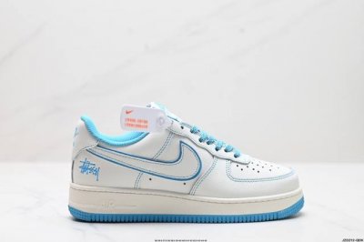 真标耐克nike Air Force 7 空军一号低帮百搭休闲运动板鞋。柔软、弹性十足的缓震性能和出色的中底设计，横跨复古与现代的外型结合，造就出风靡全球三十多