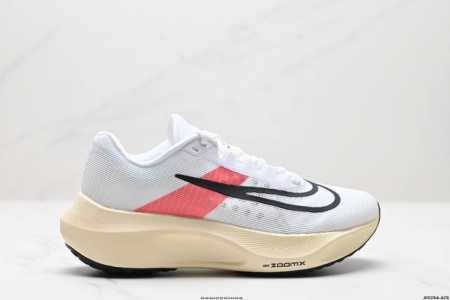 公司级nk Zoom Fly 5 Prm 不可战胜系列轻量飞织低帮休闲运动慢跑鞋 此鞋专为短跑运动员而生，是为 5 至 10 公里距离的赛事和训练打造。整体设计 - 点击图像关闭