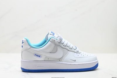 真标耐克Nike Air Force 1’07 Lx空军一号低帮百搭休闲运动板鞋。柔软、弹性十足的缓震性能和出色的中底设计，横跨复古与现代的外型结合，造就出风靡