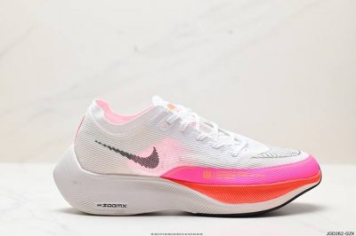 公司级真碳板 Zoomx Vaporfly Next%马拉松二代 使用全新 Vaporweave 科技打造鞋面，中底搭载 Zoomx 缓震科技 中底内里搭配全掌