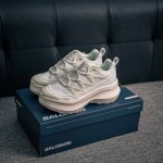 核心私 Cdg X Salomon 萨洛蒙 联名款Xt-6系列 厚底休闲运动鞋 联名鞋款依旧是黑白简约配色 鞋身上的品牌字样也体现出极简主义的设计风格 搭配Co