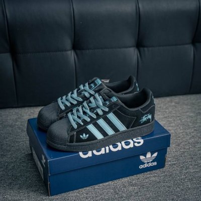 核心私 adidas Originals Gazelle Indoor 三叶草复古防滑耐磨低帮板鞋 鞋款采用柔软的绒面革和耐用的皮革衬里融合在橡胶外底上 货号