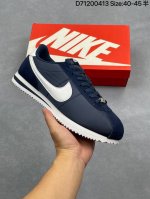 Nike Classic Cortez Nylon 耐克阿甘鞋男子运动鞋。秉承元年款经典风格，糅合防水鞋面设计，令双足保持干爽舒适。防水锦纶鞋面强势抵御风雨侵袭