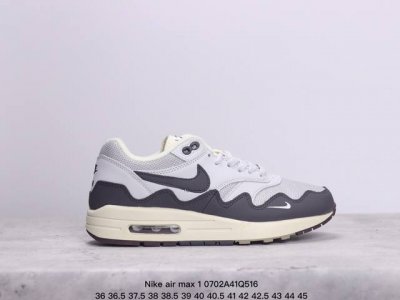 Nike Air Max1由 Tinker Hatfield和 Mark Parker在1987年设计,灵感来自于巴黎蓬皮杜中心。Tinker Hatfield