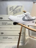 耐克Nike Dunk Low 板鞋Sb系列经典百搭休闲运动板鞋加厚鞋舌的填充，使舒适性大大提升，同时也更方便穿脱中底部分则加入了脚感柔软舒适Zoomair气垫