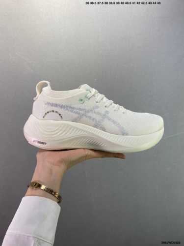 210 公司级Nimbus Mirai Paris asics 日本田径队奥运系列 此种置于中底内部的自适应发泡材料 可在每一次冲击后帮助足弓重新定位 强化迈步