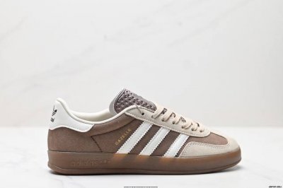 公司级Adidas Originals Gazelle Indoor 三叶草休闲防滑耐磨低帮板鞋 鞋头出色设计 塑就出众贴合感 稳固的后跟贴合足部曲线设计 软弹