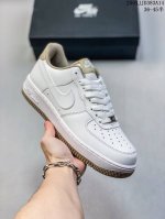 公司级带半码 耐克Nike Air Force 1’07 Low空军一号低帮百搭休闲运动板鞋。柔软、弹性十足的缓震性能和出色的中底设计，横跨复古与现代的外型结合