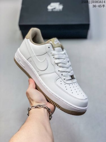 公司级带半码 耐克Nike Air Force 1’07 Low空军一号低帮百搭休闲运动板鞋。柔软、弹性十足的缓震性能和出色的中底设计，横跨复古与现代的外型结合
