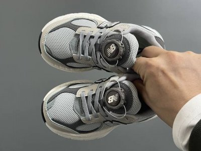 牛B新款 2002锁扣儿童老爹鞋 Size：26-37 经典Nb2002老爹款 百搭又时髦 精致锁扣设计、穿脱超方便 橡胶耐磨防滑大底，脚感不言而喻