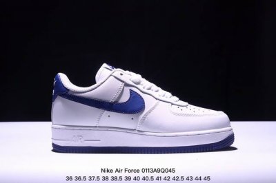 Nike Air Force 1 ’07 Low 空军飞勾一号低帮百搭休闲运动板鞋。柔软、弹性十足的缓震性能和出色的中底设计，横跨复古与现代的外型结合，造就出风