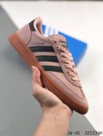 真标带半码！ Adidas Handball Spezial 阿迪达斯经典款 德训复古休闲板鞋 #全鞋采用反毛皮制作 牛筋耐磨大底 承载青春情怀的板鞋 经典三条