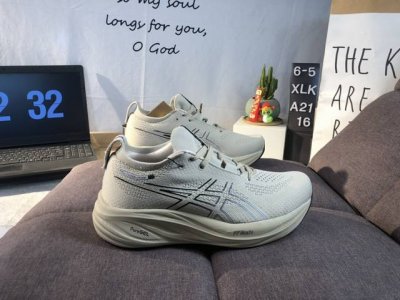 公司级Asics 亚瑟士Gel-Nimbus 26稳定跑鞋鞋面采用双层提花网面设计，提高包裹性和透气性，后跟搭载稳定系统科技T-Gel提升整体支撑力和结构感，减
