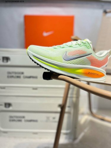 nk Air Zoom Vomero 18 轻便舒适公路跑步鞋质感柔软 弹力充沛 助力一路畅跑 乐享不停 厚实泡绵缔造舒适的回弹效果 铸就出色跑步表现 该鞋款轻