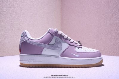 Nike 耐克 男女鞋真标带半码，采用硬质粒面剖皮革鞋面材质，内置全掌Air Sole气垫复古清新装扮,耐克Nike Air Force 1’07 Low Wh