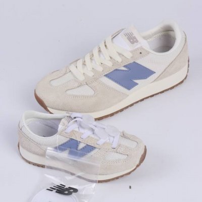 童鞋 ，成人鞋 Nb 471亲子鞋童鞋26-35，36-45 翻毛皮猪八材质，采用纤细鞋楦设计，打造出更加贴合日常穿搭的轻盈轮廓，同时通过细节刻画复古韵味。
