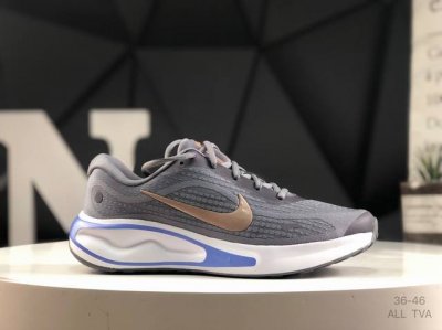 180 nike Journey Run 2024跑步鞋 使用了新型的缓震材料 脚感偏韧 后跟有加厚的海绵填充 鞋子前掌和后掌做了加宽设计 增加了跑步时的稳定性