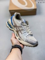 真标 亚瑟士 Asics Gel-Kayano 14 运动休闲透气专业缓震慢跑鞋。采用工程弹性双层再生网格密度鞋面材质，后跟3D可视Gel缓震乳胶物料，升级Ff