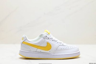 真标 Nike Court Vision Lo Nn Ess 低帮百搭透气休闲运动板鞋，经典耐用的设计，兼顾舒适脚感和出众风范，演绎匠心之作。结构性的支撑贴合感