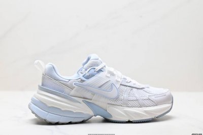 公司级耐克Nike V2K Run跑步鞋复古风潮 网面透气运动鞋 灰银紧致的鞋面材质提供良好的包裹性鞋侧 Swoosh以及鞋头部分搭配增添不少亮点的镀铬细节鞋垫