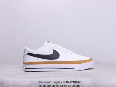 耐克nike Court Legacy 运动鞋融合经典复古款式与时尚街头风格设计，向网球文化的辉煌历史致敬。 利落皮革、织物和合成材质组合鞋面经久耐穿，易于清洁