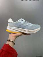 公司级Adidas Supernova 超级跑鞋 Dreamstrike+ 中底科技精准调校的泡棉密度平衡柔弹性与支撑性，保证优异舒适的脚感枕形设柔软织物包裹提