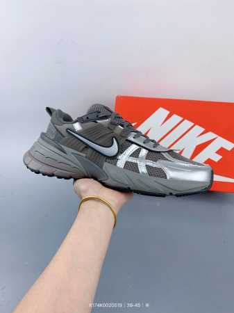 nike 耐克 V2K Run 减震防滑 复古低帮运动跑步鞋 超火复古跑鞋 采用太空革组合呼吸网眼布鞋面材质 搭载正确4层组合底模 size 如图 编码 K17 - 点击图像关闭