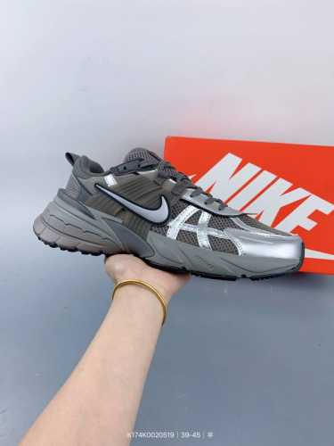 nike 耐克 V2K Run 减震防滑 复古低帮运动跑步鞋 超火复古跑鞋 采用太空革组合呼吸网眼布鞋面材质 搭载正确4层组合底模 size 如图 编码 K17