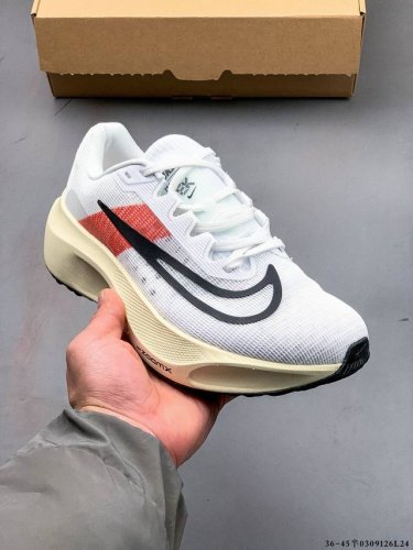 170 Nike/耐克 升级原楦开版型，采用柔软透气编织网眼鞋面材质，内置Zoom气垫装置，全新Sr02泡棉鞋垫及中底 旗下跑鞋阵容持续迎来新成员，全新耐克Ni