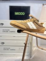 ecco爱步男鞋轻便透气舒适耐穿 亲肤吸汗舒适内里 防滑防磨 持久干爽 简约粗绳系带 穿脱更加方便 柔韧防滑大底 鞋底立体凹槽 凹凸花纹加持 增强防滑减震性能