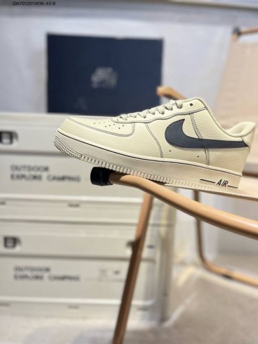 耐克 Nike Air Force 7空军一号 百搭休闲运动板鞋。柔软、弹性十足的缓震性能和出色的中底设计，横跨复古与现代的外型结合，造就出风靡全球三十多年的F