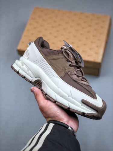 Nike Zoom Vomero Roam 马拉松复古跑五代休闲运动慢跑鞋 厚底老爹鞋。采用环保纤维革饰片组合网眼布鞋面材质 升级正确后跟tpu加固 耐弯折热塑