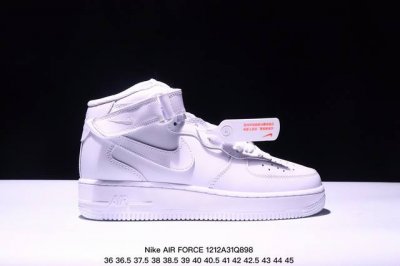 公司级耐克nike Air Force 1 Mid 07 空军一号中帮百搭休闲运动板鞋。柔软、弹性十足的缓震性能和出色的中底设计，横跨复古与现代的外型结合，造就