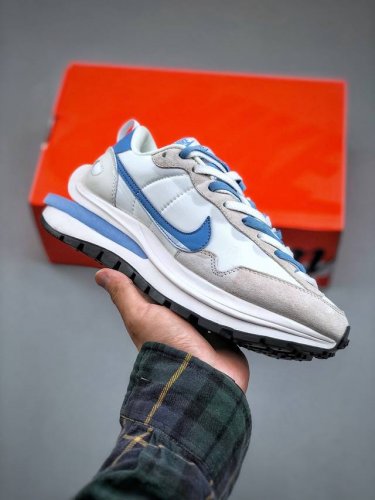 Sacai X Nike Vaporwaffle 3.0 Beige Grey Red 系列改良马拉松变形解构前卫设计五层底休闲运动慢跑鞋“厚布灰白蓝重叠双钩子