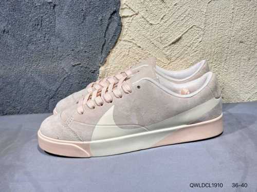 新品上市# Nike Blazer Low Sd Id 配色 开拓者3D Swoosh 黑白 加大Swoosh设计标，为流行的色彩提升了复古的潮流风。鞋垫后掌Z