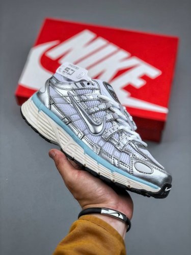 nike P-6000 高颜值跑鞋又能出街又能跑步！Nike P-6000 女子跑鞋内外侧都用了红色的钩子，采用透气材料，搭配匠心覆面，再现千禧年代的跑鞋风格，
