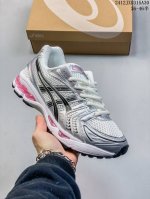 Asics Gel-Kayano 14 于2008 年在万众期待中横空出世，设计师 Hidenori Yamashita 以 Flash 一词为灵感，创造出未来