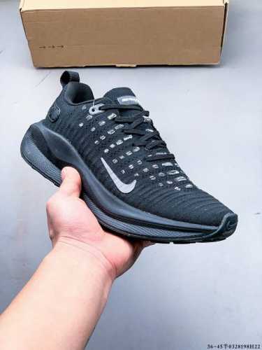 Nike Reactx Infinity Run 4 马拉松轻便跑步鞋 轻量鞋面搭配位于足弓处的全新板带设计，细致包裹双脚，为Nike飞马带来更稳固可靠的贴合感