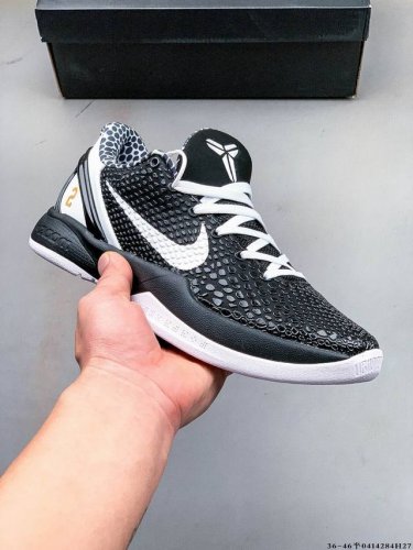 耐克Nike Kobe 6 protro Vi 科比时尚休闲运动篮球鞋 Kobe 6 Erica Var采用了复合式的鞋面，内层为透气网面，中层加载Fly Wi