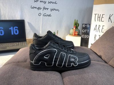 耐克 Nk Air Force 1'07 Low 联名款 3M反光 空军一号低帮休闲板鞋 ，鞋款鞋身以一袭白色为主调，搭配皮革材质打造。外侧分别饰有 Sun 以