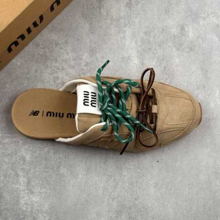 本地290 核心私 miumiu X New Balance 530系列 意大利奢侈品牌/缪缪联名款 低帮经典复古休闲半拖 #鞋款采用解构和轻盈的设计，彷旧的布 - 点击图像关闭