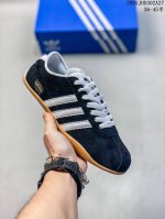 公司级Adida阿迪达斯Tokyo pack舒适百搭经典休闲运动鞋 此次为Tokyo系列带来三双全新配色 清爽蓝色绒面搭载白色皮革三条纹 增添了复古干净的印象